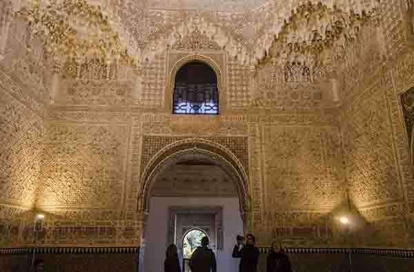 Granada 068 - La Alhambra - palacios Nazaries - Sala de Dos Hermanas.jpg